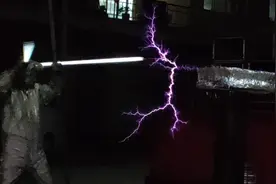 乡村舞台上来了一位特技演员，表演闪电，真是太精彩了。