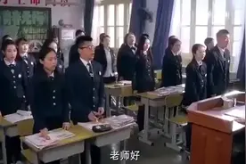 班花公然穿短裙上课，男生们都看呆了，谁知老师一出场直接碾压视频封面