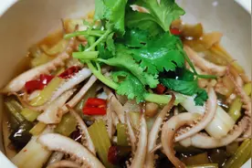 川菜师傅用鱿鱼须做了1道鱿鱼煲，全程不加一滴水，香气逼人