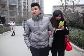 女朋友摔倒了，男朋友的反应亮了，真逗