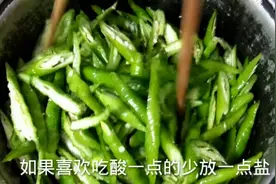 将尖椒改刀切段，简单几个步骤一学就会，吃一年都不会坏