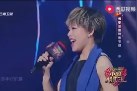 情歌金曲《爱情买卖》慕容潇潇原唱。视频封面
