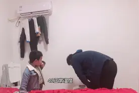 小伙说温度太低了，要开着空调泡脚还能吹干衣服，太能造了