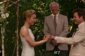 美女躺在床上，男子一把抱住，太甜了视频封面