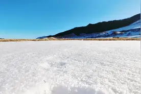 城里大雾笼罩，天山山区竟然阳光明媚零上4℃，走进国防公路S101视频封面