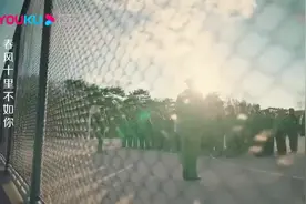 女生军训要留短发，全班排队理发，一剪子下去男生都要哭了！