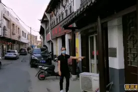 漫步在常州雪堰老街，倾听着乡音讲述历史。视频封面