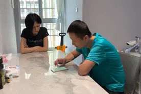 与前男友好兄弟交谈，提及前男友现状 女主隐约流露悲伤视频封面