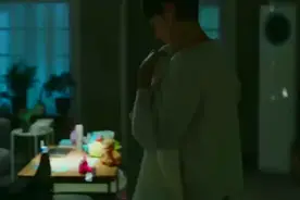 马伊琍深夜回家为靳东盖被子，而后两人相谈甚欢，感情升温视频封面