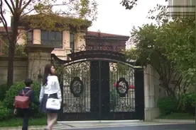 影视：老师送小男孩回家，看到孩子家，老师说你们家也太豪华了视频封面