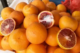 不一样的橙子，血橙，又叫血脐橙，颜色看着吓人，吃进嘴香甜可口视频封面