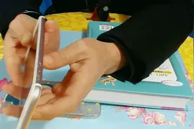 苹果手机容易弯曲，学会这小窍门，最弯的苹果手机也能自己修好。视频封面