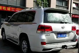 发现路边车：丰田陆地巡洋舰，白色车身一定要配上腰线拉花才好看视频封面