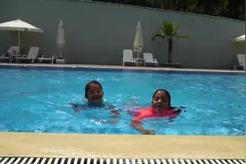 小姑娘在游泳池里学习游泳视频封面