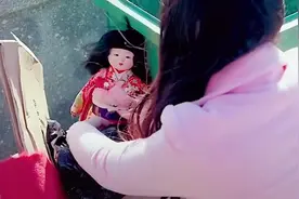 美女捡到一个日本娃娃带回家养、不料可怕的事情发生了视频封面