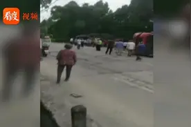 实拍：四川南充惨烈车祸 重型货车与摩托擦挂侧翻 致3人死亡视频封面