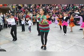 四川达州一美女跳拉丁舞，腰部扭得妖娆妩媚引上千人围观，太养眼