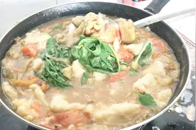 小媳妇做河南正宗疙瘩汤，掐把荆芥煎个茄子，剥两瓣蒜吃着真过瘾