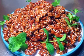 家里的干核桃放太久会出油，做成“琥珀桃仁”香酥可口，不够吃。视频封面