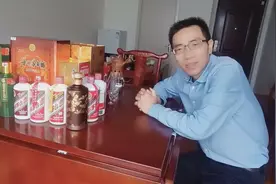 现场解剖茅台酒瓶口防伪设计，取出玻璃珠，倒出余酒。视频封面