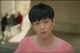 李现洗澡时被拿了衣服，穿起女装太骚气了！