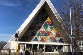 新西兰基督城地震后重建，用纸做教堂视频封面