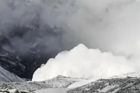 贡嘎雪山卫峰攀登偶遇巨量级冰雪崩