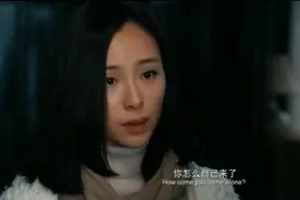 女儿吃饭一直用脚踢妈妈，妈妈低头一看，桌布底下竟然有怪东西视频封面