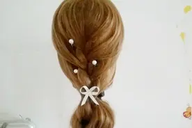 一款超漂亮的时尚低马尾原来是这样扎的，搭配瓜子脸，超显时尚范