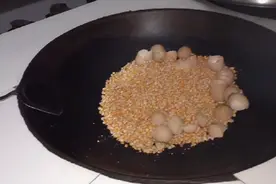 鸡蛋壳炒玉米籽糊糊的味道，吃一口感觉像是芝麻糊，小家伙们喜欢