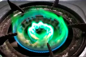 天然气灶这火焰怎么变成绿色的呢？