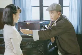 小伙假扮医生给美女看病，不料他的操作都莫名其妙，遭鬼子怀疑视频封面