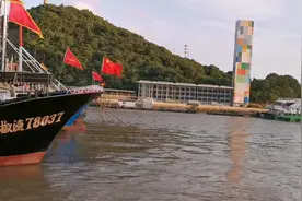 舟山群岛由于受台风“黑格比”影响 ，渔船安全靠岸
