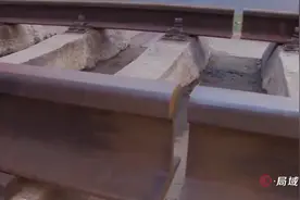 火车钢轨这么大条缝隙如何焊起来？铝热焊接来了解一下。视频封面