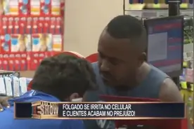 巴西恶搞-收银员一怒之下拍碎顾客方便面-笑的我肚子抽筋了视频封面