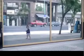 一面神奇的镜子，竟然可以看见自己小时候的样子！