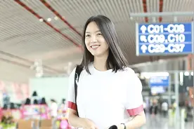 张梓琳穿热裤大秀美腿 踩平底鞋身材比例逆天视频封面