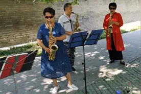 北京大爷大妈了不起，一曲萨克斯音乐《北国之春》，悦耳动听！视频封面