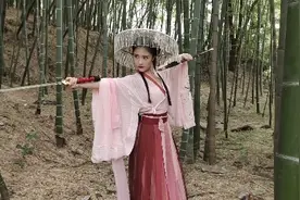 黄眉大王景区碰到一个拍短剧的女演员神似任盈盈长得好漂亮有气质视频封面