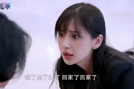 小男孩穿着女孩子的裙子，美女一眼看出不对劲，老太果然是人贩子视频封面