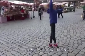 街头测试：俄罗斯女孩在广场上表演体操，看路人如何反应视频封面