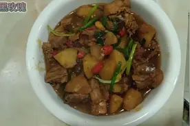 鸡壳炖土豆，虽然费时间。但是味道不错