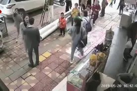 5·20男子街头被女友狂扇52个耳光 吃瓜大妈：警察来他还护着女友视频封面