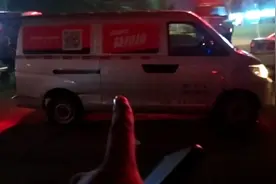 小伙在深圳跑货拉拉，拉了台摩托车没有人收货，只能自己卸下来