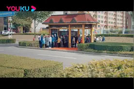 小伙挤公交车，不料司机一个急刹车，直接撞妹子胸上，这下尴尬了视频封面