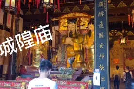 上海城隍庙，来烧几柱香，拜拜月老拜拜财神，希望自己的好运多多