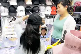 农村小伙陪妹妹去买鞋子，12岁女孩穿36码的鞋，这脚长的也太快了视频封面