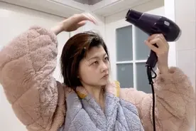 吹头发这手法绝对的自然又蓬松，在家就吹出好看的头发，简单易学