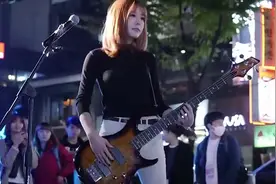 女孩在外国街头演唱《左手指月》走红！果然又是被天使吻过的嗓子视频封面