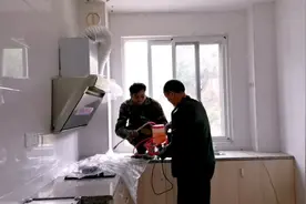 家里屋顶下雨浸水，兰姨请专业师傅来修补，见识了防漏修补方法视频封面